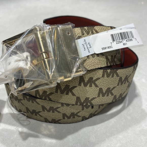 New MK Michael Kors reversible belt. large ⭐️⭐️⭐️⭐️ - Picture 3 of 17